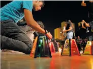  ??  ?? Un estudiante enciende un farol en la Plaza de la Paz.