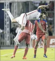  ?? Arnulfo Franco Associated Press ?? IT’S A LITTLE over the top as Jermaine Jones (13) battles Panama’s Adolfo Machado for a loose ball.