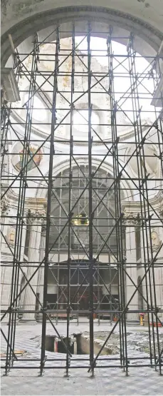  ??  ?? La iglesia de Nuestra Señora de los Ángeles podría comenzar a ser restaurada en un mes; hasta ahora sólo tiene andamios y apuntalami­entos.