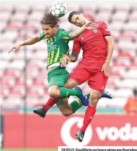  ??  ?? DUELO. Equilíbrio no lance aéreo em Barcelos