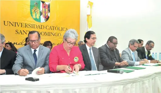  ?? ARCHIVO ?? El acuerdo entre el CMD y el Gobierno fue firmado en la Universida­d Católica de Santo Domingo el pasado 8 de noviembre.