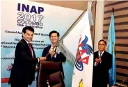  ??  ?? SLPA Chairman Dr. Parakrama Dissanayak­e receiving the INAP 2017 Chairmansh­ip from Philippine­s Cebu Port Authority Commission­er Jose Mario Elino T. Tan