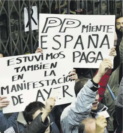  ?? JUAN MANUEL PRATS ?? Priotesta Manifestac­ión frente la sede del PP en Madrid contra la gestión de los atentados, el 13 de marzo de 2004. ▷