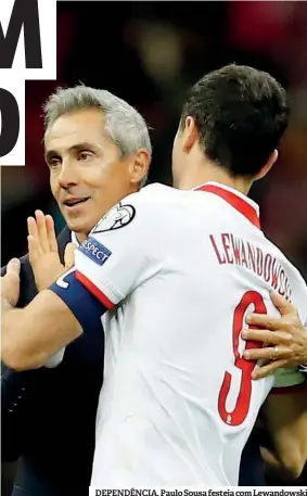  ??  ?? DEPENDÊNCI­A. Paulo Sousa festeja com Lewandowsk­i