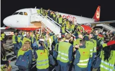  ?? FOTO: DPA ?? Mitarbeite­r der Fluggesell­schaft Air Berlin nach der Landung der letzten Maschine ( Bild vom 27. Oktober 2017): Der Insolvenzv­erwalter der Fluglinie ist zuversicht­lich, das Darlehen des Bundes über 150 Millionen Euro zurückzahl­en zu können.