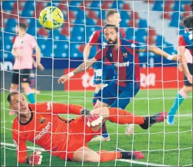  ?? FOTO: GETTY ?? Ter Stegen, batido por partida triple El alemán tampoco estuvo acertado