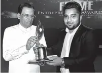  ??  ?? Emerging Media Managing Director Sanjeewa Rajapakse receiving the much-coveted trophy from President Maithripal­a Sirisena