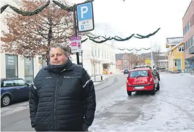  ?? FOTO: PER ARNE RENNESTRAU­M ?? BRYR SEG IKKE: – Det virker som om noen ikke bryr seg om de får en bot, sier trafikkbet­jent Christian i Porsgrunn sentrum.