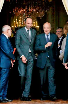  ??  ?? Moment de complicité visible et affichée entre Edouard Philippe et Alain Juppé quand les deux hommes se sont vus à Bordeaux, il y a quelques semaines.