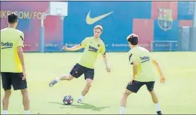  ?? FOTO: FCB ?? Frenkie de Jong pinta a mediocentr­o claro con Sergio Busquets sancionado