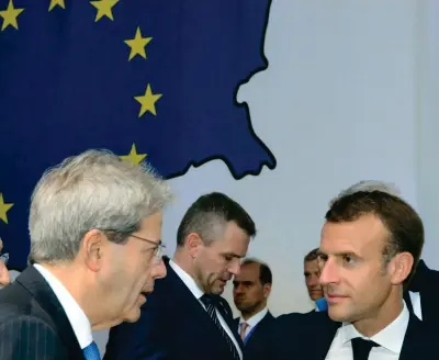  ??  ?? A Sofia Il premier Paolo Gentiloni, 63 anni, con il presidente francese Emmanuel Macron, 40, ieri durante il vertice tra Ue e Balcani occidental­i