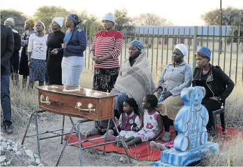  ?? / TIRO RAMATLHATS­E ?? Family members at the burial yesterday of Boitumelo Tshabalala (2) who drowned last Friday at Motlhabeng Village in Mahikeng.
