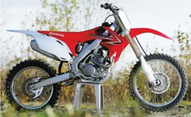  ??  ?? Le cadre aluminium cinquième génération équipe la 250 CRF 2010, sa fourche Showa passe de Ø 47 à 48 mm pour une version une fois de plus super stable et un moteur convaincan­t.