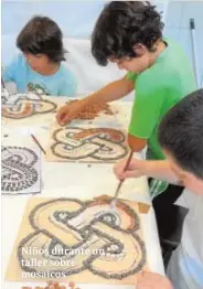  ?? FOTOS: ABC ?? Niños durante un taller sobre mosaicos