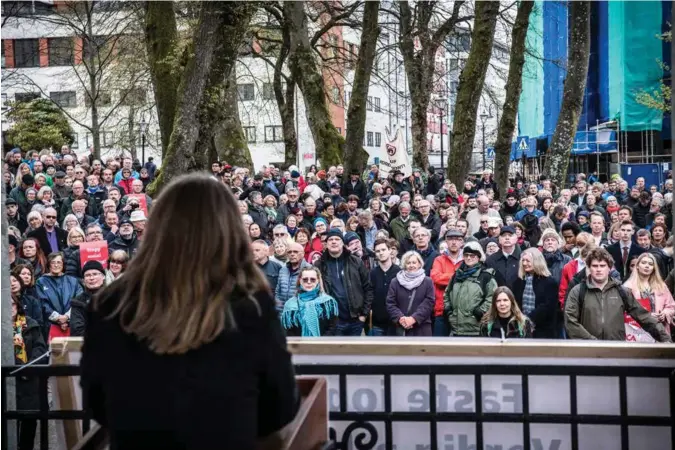  ?? JARLE AASLAND ?? Mye folk under arrangemen­tet i Byparken. – Velferden er under press. Rikdom og ressurser samles hos de som har mest fra før, mente hovedtaler Kirsti Bergstø.