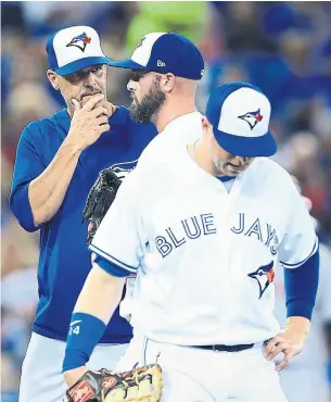  ?? RENÉ JOHNSTON TORONTO STAR ?? Blue Jays pitching coach Pete Walker talks to Mike Hauschild during a game last August. The maximum mound visits will be reduced to five from six per game under proposed new rules.
