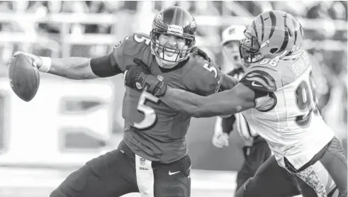  ?? MITCH STRINGER, USA TODAY SPORTS ?? The Bengals’ Carlos Dunlap sacks Ravens quarterbac­k Joe Flacco on Sunday. Flacco overcame five sacks to help Baltimore win in overtime.