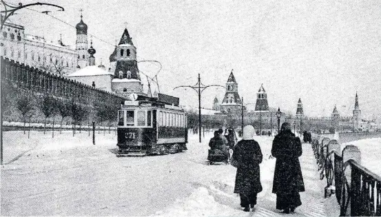  ?? IMPEDIMENT­A / GETTY ?? Arriba a la izquierda, tranvía junto a los diques del Kremlin, Moscú (1910), y a la derecha manifestac­ión en la plaza del Palacio de Petrogrado, el Primero de Mayo (1917). Junto a este texto, tres imágenes tomadas en distintos momentos de la vida de...