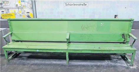  ?? FOTO: DPA ?? Auf dieser Bank in der U-Bahnstatio­n Schönleins­traße hatte der Obdachlose geschlafen, als sieben junge Männer versucht haben sollen, seine Kleidung in Brand zu stecken. Nur durch das beherzte Eingreifen von Passanten wurde verhindert, dass der...