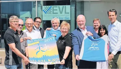  ?? FOTO: UWE MISERIUS ?? Flagge zeigen für den EVL-Halbmarath­on (vorne von links): Paul Heinz Wellmann, Tiina Ripatti, Rolf Menzel und Danny Ecker.