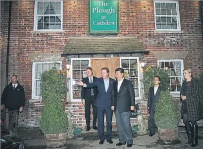  ?? CARL COURT / GETTY ?? Personalid­ades. Cameron y Xi tomaron una cerveza en el pub The Plough, junto a la residencia oficial de Chequers