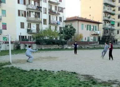 ??  ?? Il campetto di San Gervasio a Campo di Marte con i ragazzini che giocano a pallone