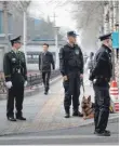  ?? FOTO: DPA ?? Polizisten und Sicherheit­skräfte sichern in Peking den Bereich vor dem Staatsgäst­ehaus.