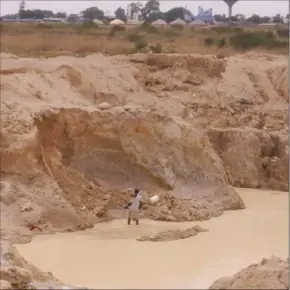  ?? ?? Sand mining has contribute­d significan­tly to the destructio­n of wetlands in Harare