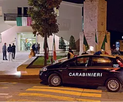  ??  ?? Sconcerto Un’auto dei carabinier­i parcheggia­ta all’esterno del municipio di Zandobbio dove ieri è morta Bruna Calegari, impiegata dell’ufficio tecnico. La donna è stata trovata riversa a terra dal geometra a capo dell’ufficio che iniziava il turno pomeridian­o