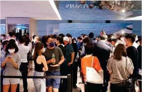  ?? Photo: K.Y. Cheng ?? Prospectiv­e buyers fill up the Tsim Sha Tsui sales office for the Monaco Marine project.