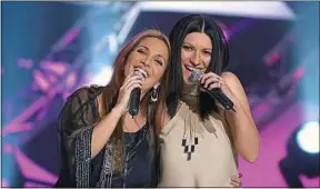  ??  ?? Hélène Ségara et Laura Pausini dans «Les Disques d’or», sur TF1, en 2003.