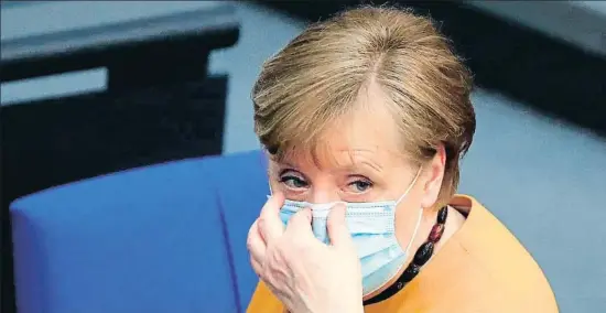  ?? KRISZTIAN BOCSI / BLOOMBERG ?? Angela Merkel, ahir al Bundestag en una compareixe­nça rutinària a què es va presentar amb el tema del tancament pasqual ja aclarit