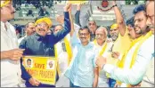  ??  ?? Delhi Chief Minister Arvind Kejriwal meets with the MPs from the Telugu Desam Party (TDP) who were detained at Tughlak Road Police Station for raising lslogans outside PM Narendra Modi's residence demanding special status for Andhra Pradesh in New...