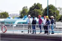  ?? ?? PERSONAL de la Secretaría del Agua del Estado de México, durante la supervisió­n de plantas tratadoras de agua, ayer.
