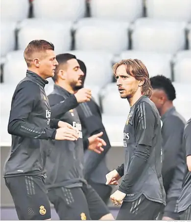  ?? ANNA SZYLAGYI / EFE ?? Kroos y Modric, con Joselu y Vinícius en segundo plano, durante la sesión del Madrid ayer en Múnich.