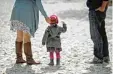  ?? Foto: Andreas Gebert, dpa ?? In vielen Familien ist ein Nachzügler, das klassische Nesthäkche­n, eine große Freude.