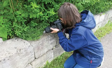  ?? ANDREA GÄNZLER / DPA (2) ?? Die zehnjährig­e Emma fotografie­rt gerne in der Natur.