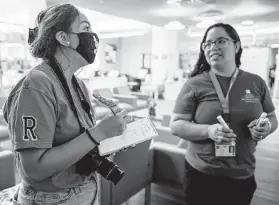  ?? Sam Owens / Staff photograph­er ?? Ranger photograph­er Veronica Alcorta, left, talks with academic program specialist Crystal Escobales at San Antonio College last week.