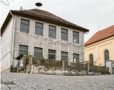  ?? Archivfoto: Julian Leitenstor­fer ?? Die Alte Schule in Hofstetten soll Ende nächsten Jahres fertig saniert werden. Ob der Zeitplan eingehalte­n werden kann, ist offen.