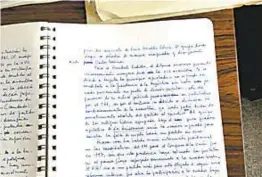  ??  ?? El ensayista continúa escribiend­o textos del modo tradiciona­l.