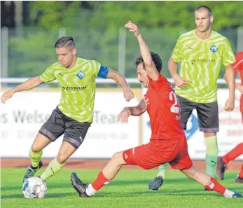  ?? FOTO: GÜNTER KRAM ?? Nach dem schwachen Heimspiel gegen den FC Wangen (re. Kaan Basar) spielte der VfB Friedrichs­hafen (li. Nico Di Leo) in Tübingen wieder viel besser.