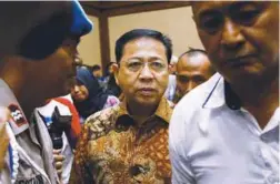  ??  ?? Setya (centre) appears in court to face judgment yesterday.