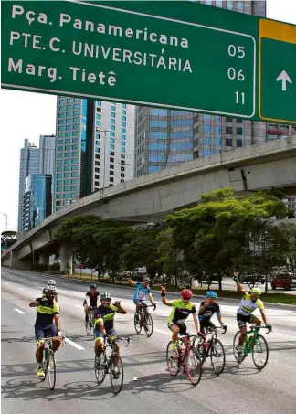  ?? Luiz Claudio Barbosa/Código19/Folhapress ?? Ciclistas aproveitam a pista interditad­a da marginal Pinheiros