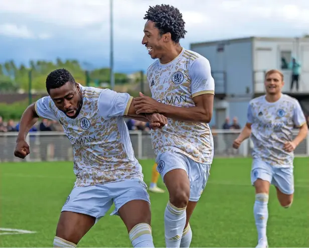  ?? Phil Jones/sportseyep­hoto.com ?? ●●Tunde Owolabi celebrates his first goal with his team-mates