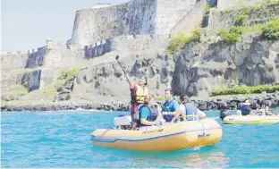  ??  ?? Uno de los botes inflables que se utiliza para la excursión por mar, por la Bahía de San Juan. En la foto, miembros de la prensa tomándose un “selfie” frente al Morro. El recorrido por tierra partió de la Plaza Colón.