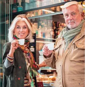  ?? ?? PIACERE CONDIVISO
La conduttric­e tv Paola Marella, 60, amante del caffè, si gusta una tazzina in compagnia del marito Nico.