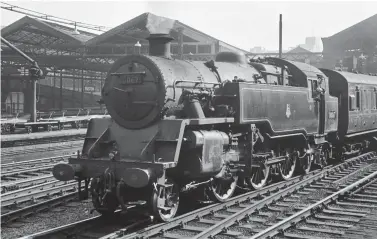  ?? Colour-Rail.com/19275 ?? The BR Standard ‘4MT’ 2-6-4T featured in Table Two/Run 3, No 80067 of Watford Junction shed, is seen at Euston station while shunting stock in the 1950s. In the Euston to Tring run featured, No 80067 reached the highest speed for any of the recorded 2-6-4Ts, 64mph at Harrow & Wealdstone. May 1952 saw Watford Junction shed receive
Nos 80034-38, and these were joined by
Nos 80064-68 between June and August 1953. Used primarily on the Euston semi-fast workings, they could also be found (as here) working Euston empty carriage duties. All remained at Watford Junction until December 1959 when all ten ‘80000s’ were transferre­d away to the Southern Region in exchange for Brighton built Fairburn 2-6-4Ts. New in August 1953, No 80067 reached Stewarts Lane in December 1959, and after subsequent spells at Exmouth Junction and at Templecomb­e, by then a Western Region shed, it was transferre­d to Bristol (Barrow Road) in May 1965 and was withdrawn from there during the following month, although this may have been a paper move only.