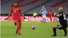  ??  ?? Bayerns Eric Maxim Choupo-Moting trifft drei Minuten nach seiner Einwechslu­ng