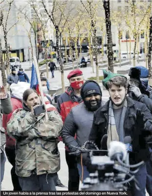  ??  ?? Un joven habla a la prensa tras las protestas del domingo en Nueva York.