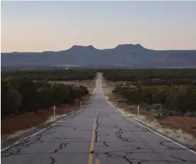  ??  ?? De berömda ”öronen” eller de två bergsplatå­erna som ursprungsb­efolkninge­n alltid kallat för The Bears Ears.